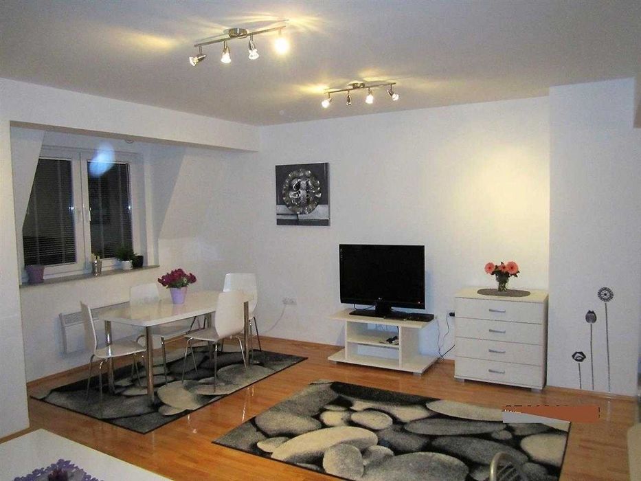 Дава се под наем Двустаен апартамент в Бургас, Изгрев - 59 кв.м за 188.7 € - Снимка #1