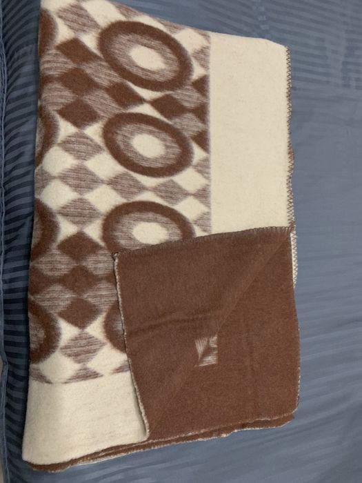 Два броя чисто нови вълнени одеяла