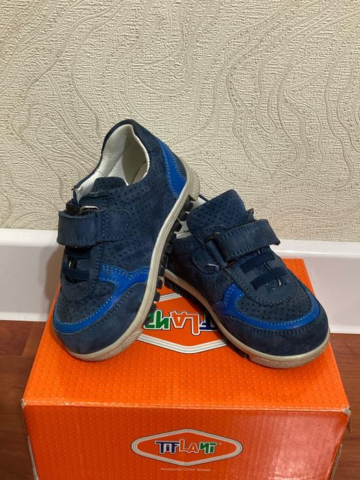 Продам детские кроссовки