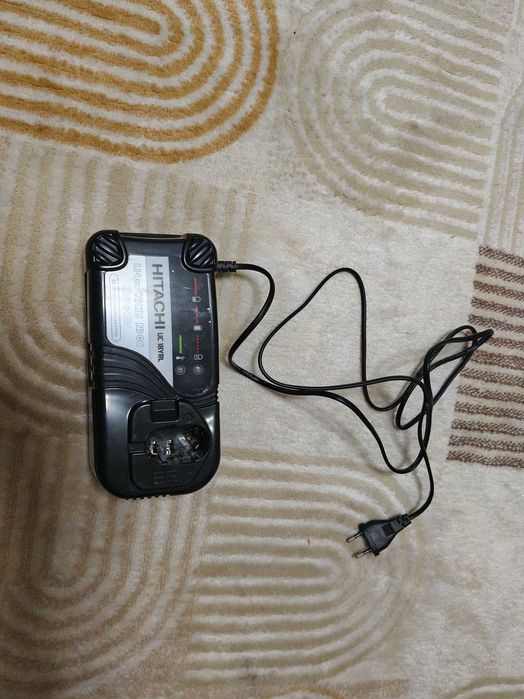 Vând încarcător acumulatori Hitachi UC18YRL 18V 3,5A bormasina, in stare foarte buna