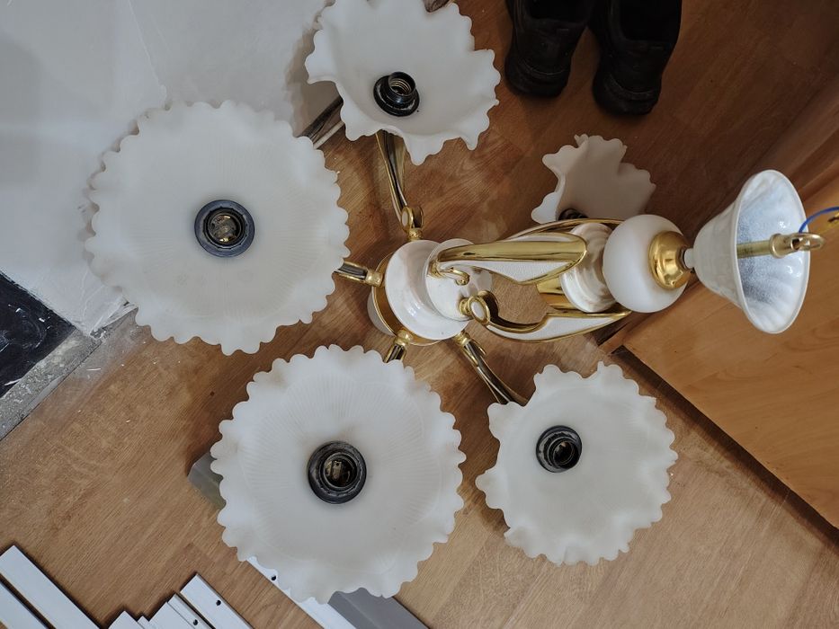 Продам люстры две