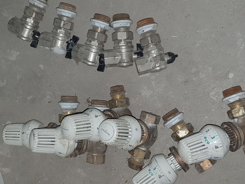 Продам краны на батарею отопления