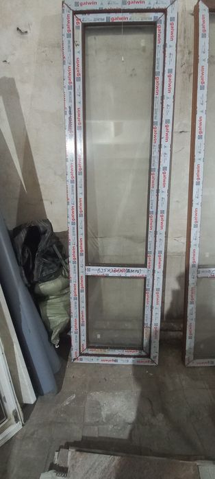 Продам пластиковую дверь