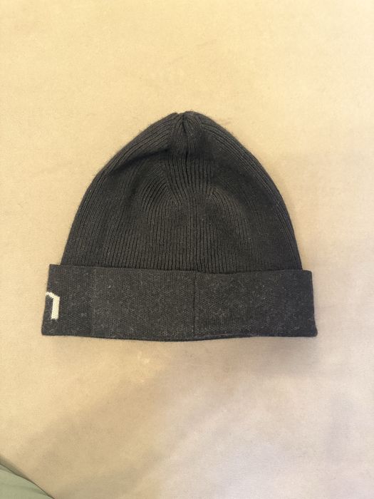 Зимна черна шапка Calvin Klein