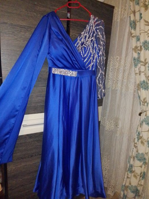 Vând rochii elegante