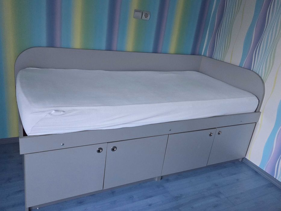 Детски легла с шкафчета и матраци