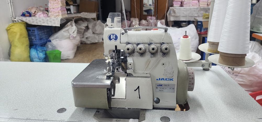 Jack firma averlok tikuv mashinasi