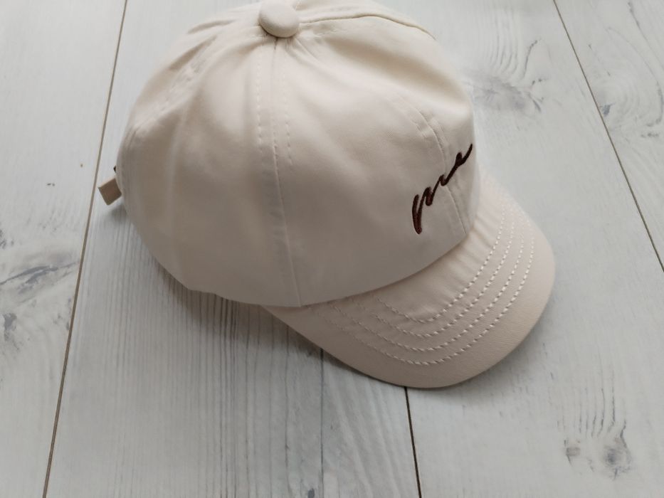 Шапка с козирка за бебе