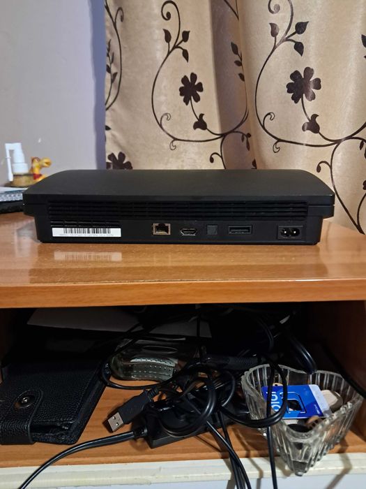 Playstation 3,6 jocuri de ps3,joystick de ps3 cu incarcator,cablu HDMI si inca un cablu