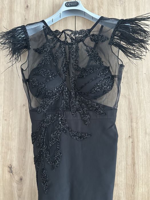 Rochie elegantă, midi, neagră cu pene si dantelă