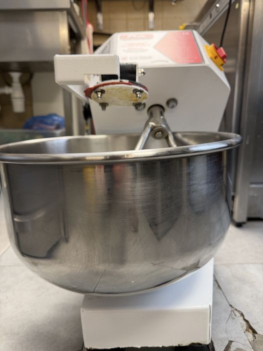 Продавам професионална тестомесачка NEW NOVA (Супер миксер) – 10 кг