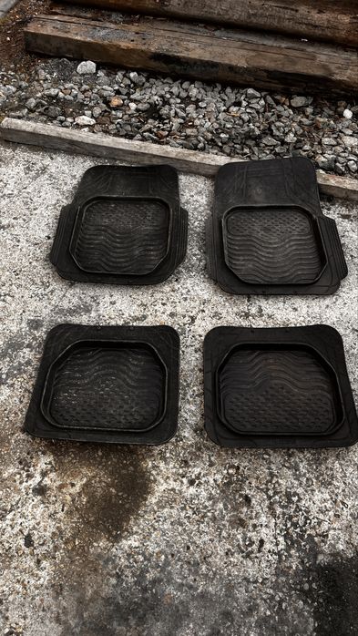 Продам коврики в авто универсальные