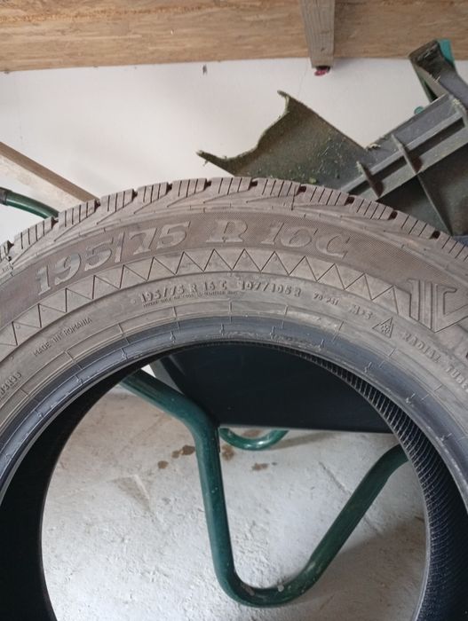 Vind două cauciucuri 195 /75 R 16 ceuri