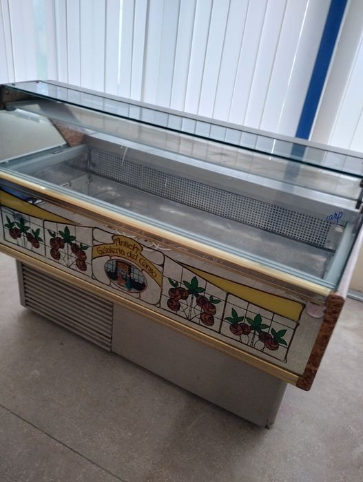Vând vitrine frigorifice