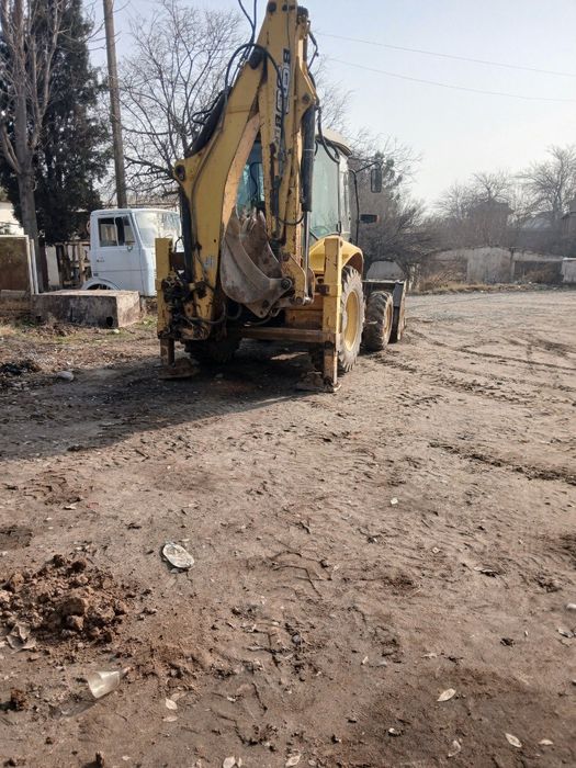 Ekskvator sotiladi narxi 20000$ yili 2013 ishlab turibdi. nifxolan