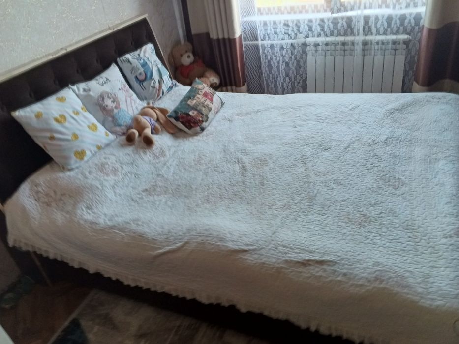 Двухспальная кровать продается и трюмо