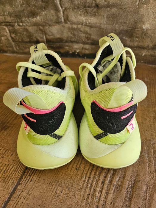 Неонови обувки за спорт