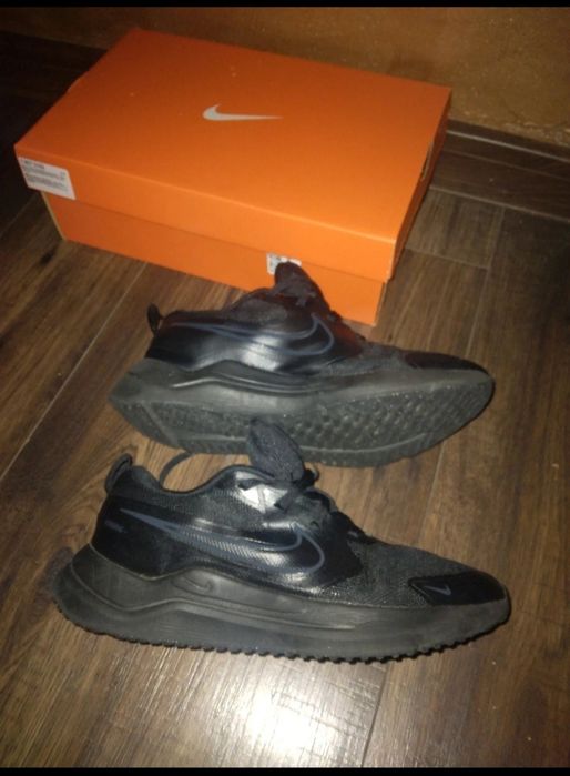 Vând adidași Nike Cosmic Runner.