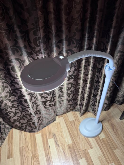 Lampa cosmetica cu lupa