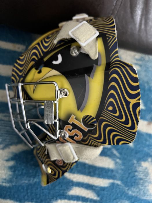 Хоккейный вратарский шлем