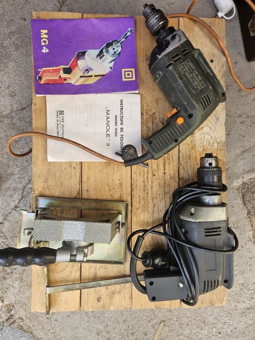 Vând masina de găurit electro Argeș veche, anii 85, cu trusă