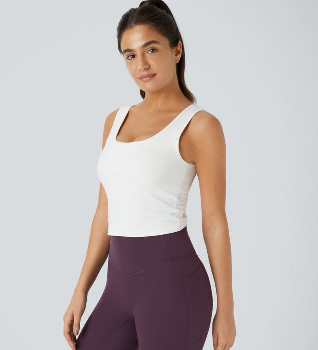 Бял топ с изрязан гръб