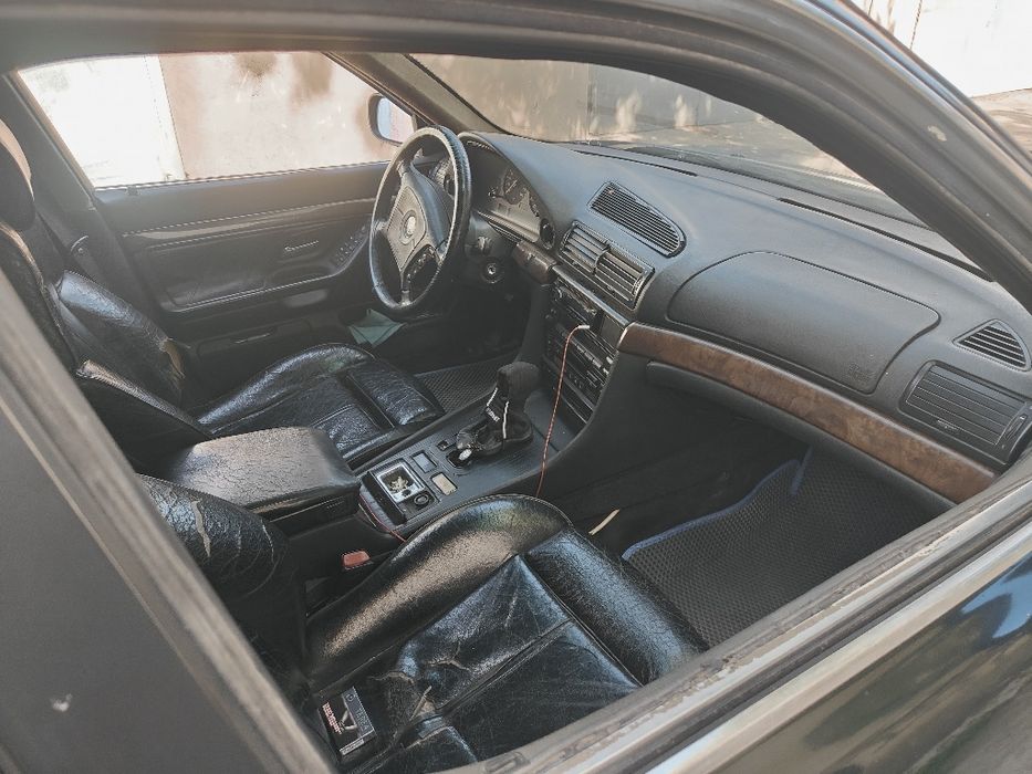 Продам BMW E38 .