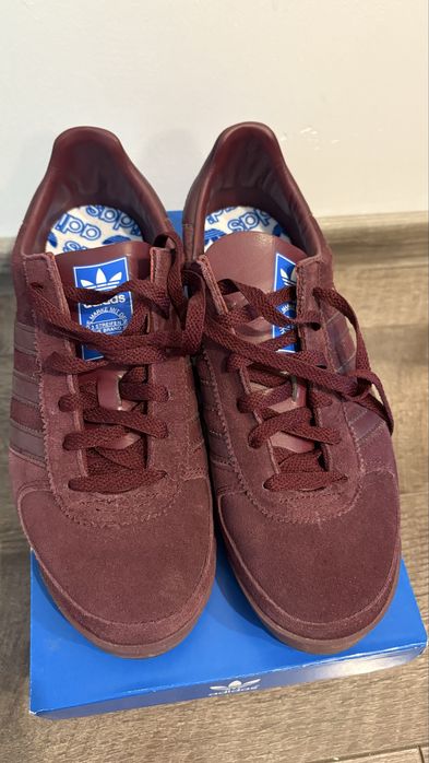Adidas AS520, culoare grena