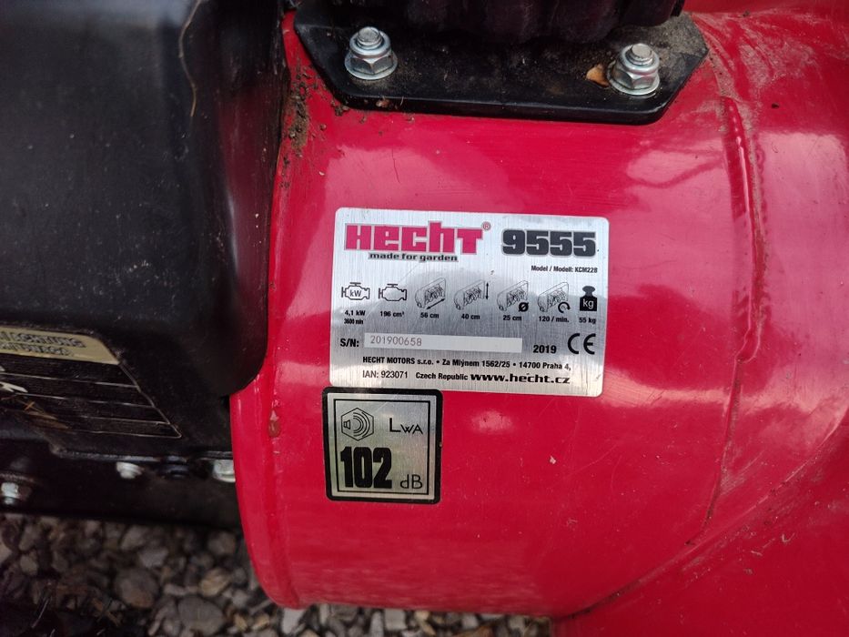 Самоходен бензинов снегорин HECHT 9555, 5.5 к.с., 56 см