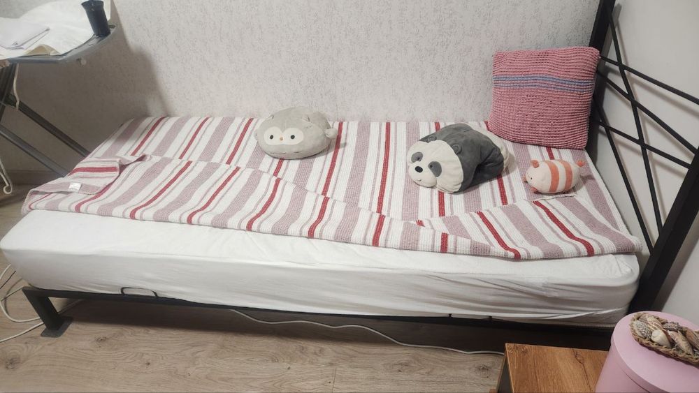 Односпальная кровать с матрасом