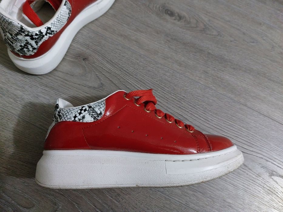 Кроссовки женские