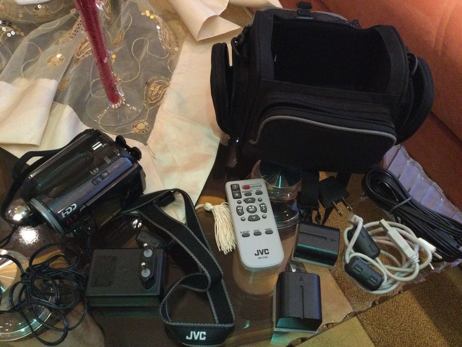 Видео камера JVC + подарък карта памет