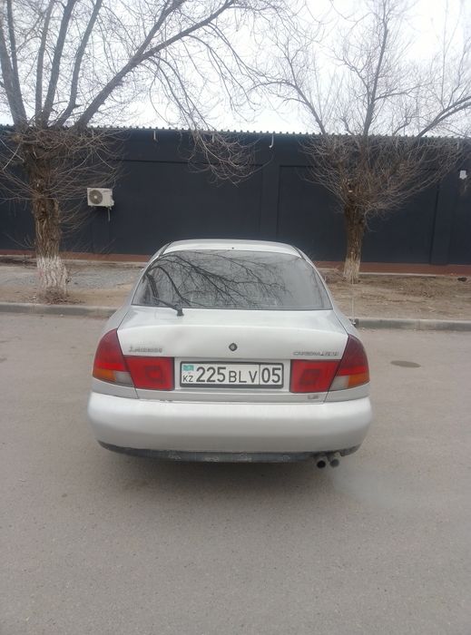 Машина Mitsubishi Carisma