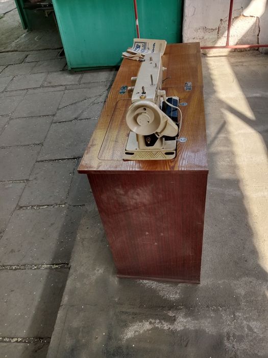 Продам швейную машинку чайка