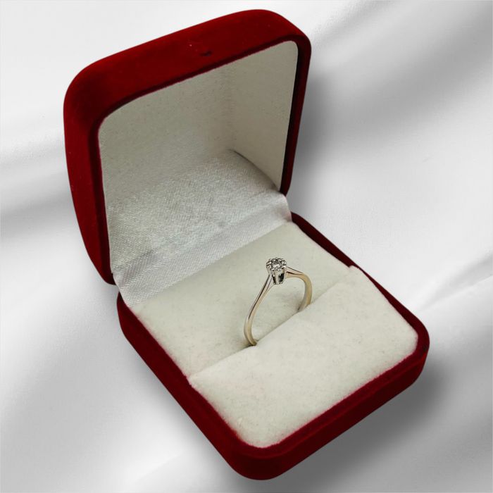 Златен годежен пръстен с диамант