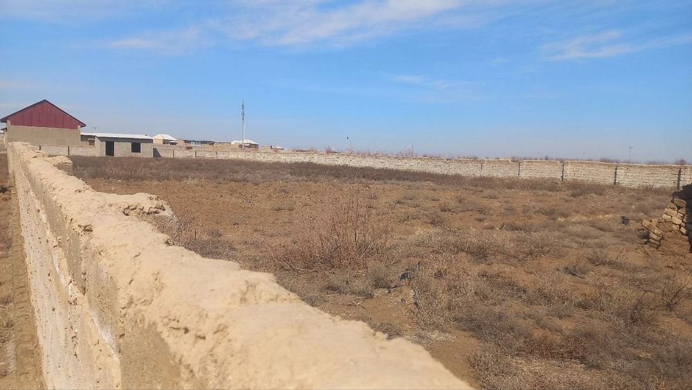 Uchastka sotiladi 18 sotix.Manzil Qarshi shahar Yangibogʻ mahallasi.