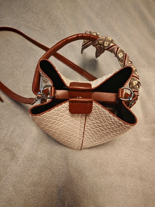 Бяла малка чанта с кафяв акцент