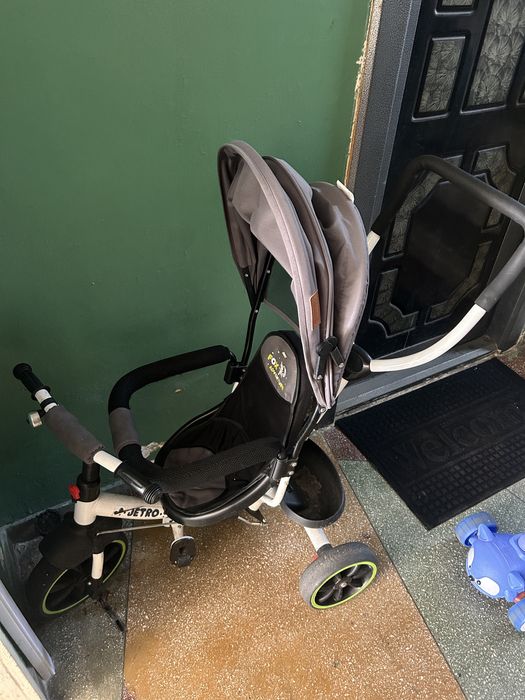 Tricicleta cu copertina