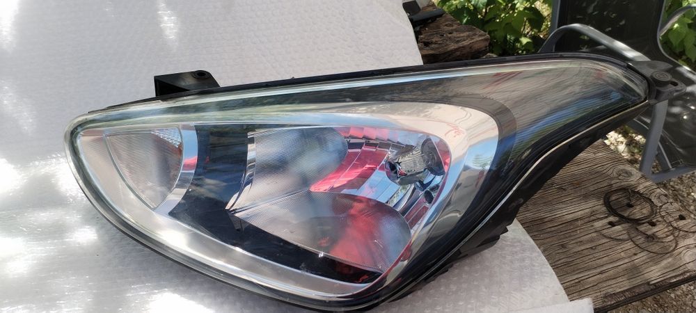 Продавам фар за Hyundai i10