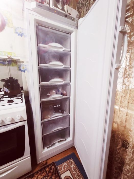 Вертикальный морозильник (камера)