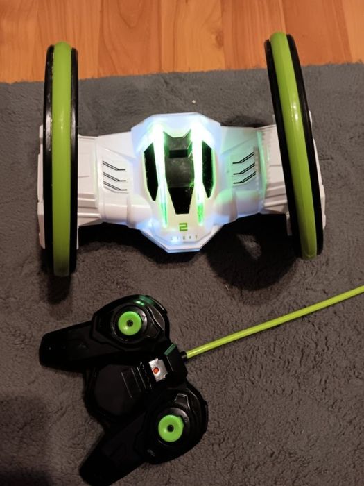 Masinuta acrobatii cu telecomanda