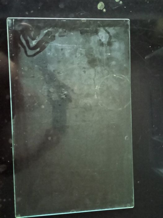 Продавам рафтове и кутия за хладилник