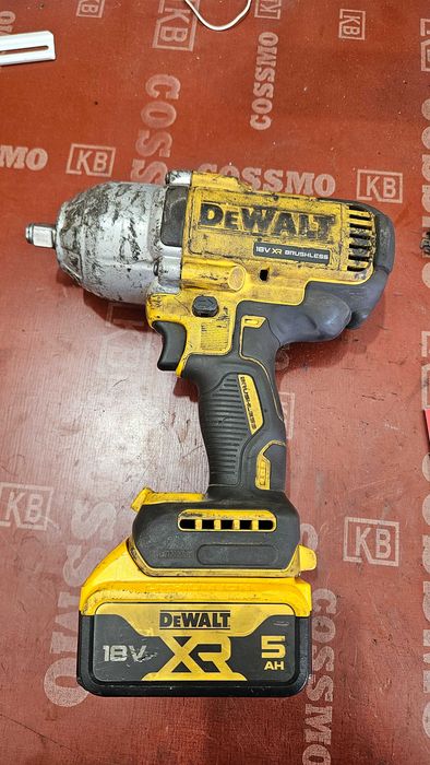Продавам безчетков ударен гайковерт 1/2 DEWALT DCF900 1898Nm с 1бр. 5Ah батерия , зарядно и куфар с оставаща гаранция 2 години