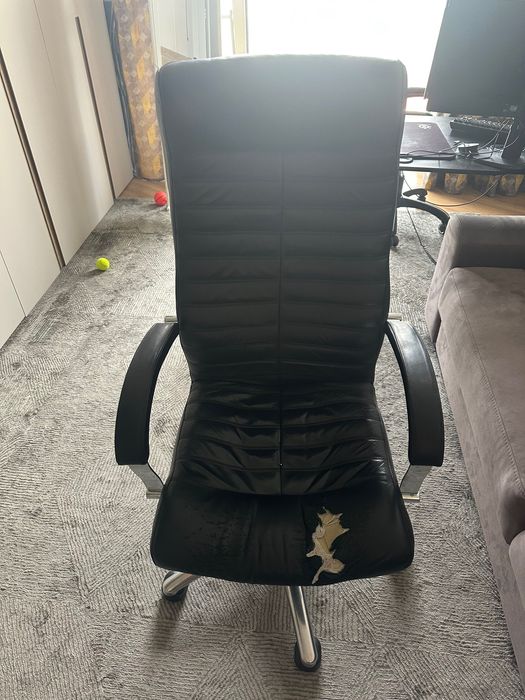 Кожаное офисное кресло