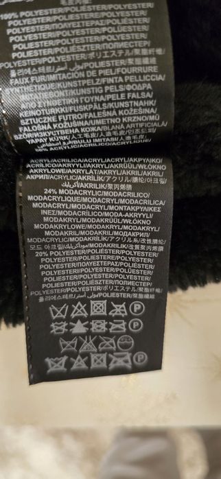 Дамско оригинално яке със пухена яка.  GUESS.