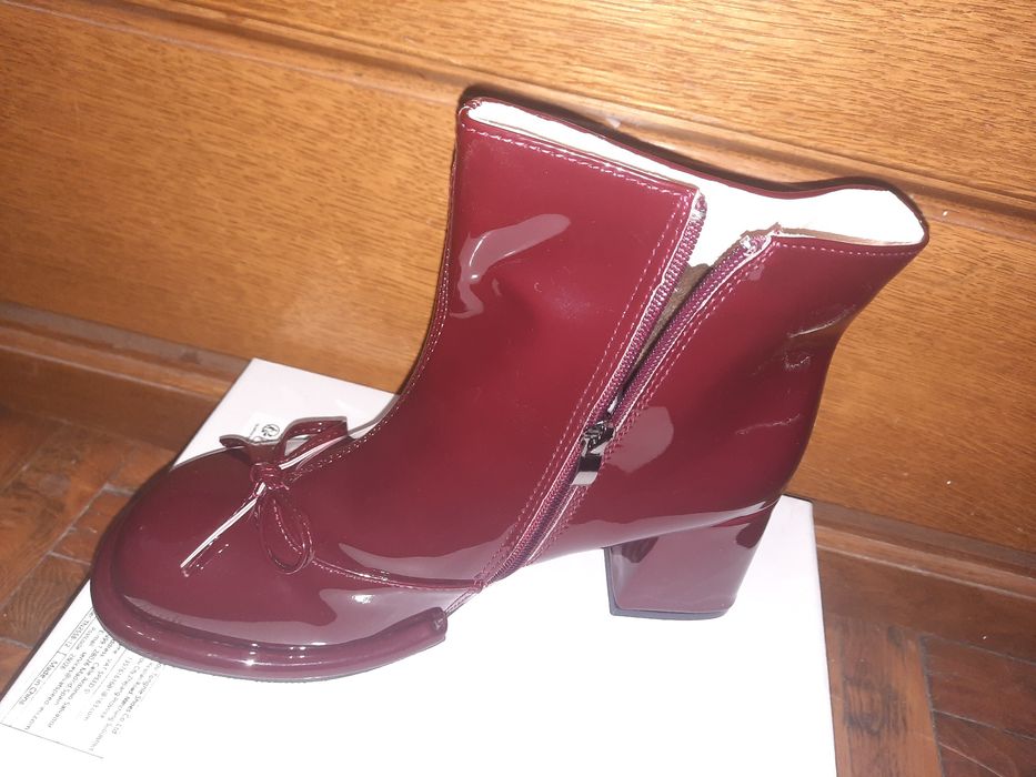 Ghete lăcuite bordo