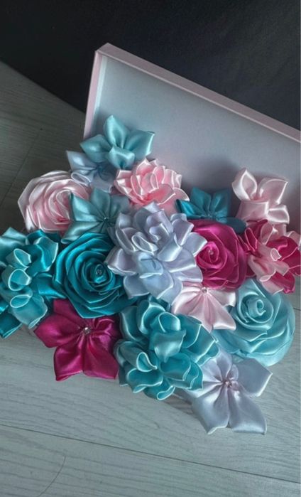 Cutie colorata cu trandafiri din satin