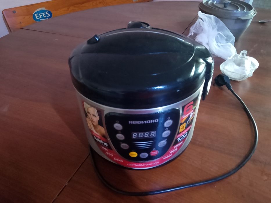 Мультиварка , пароварка Редмонд в отличном состоянии