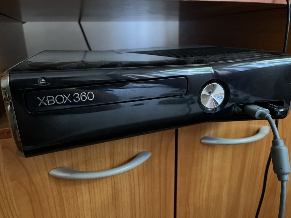 Vand XBOX 360 Pachet Complet
