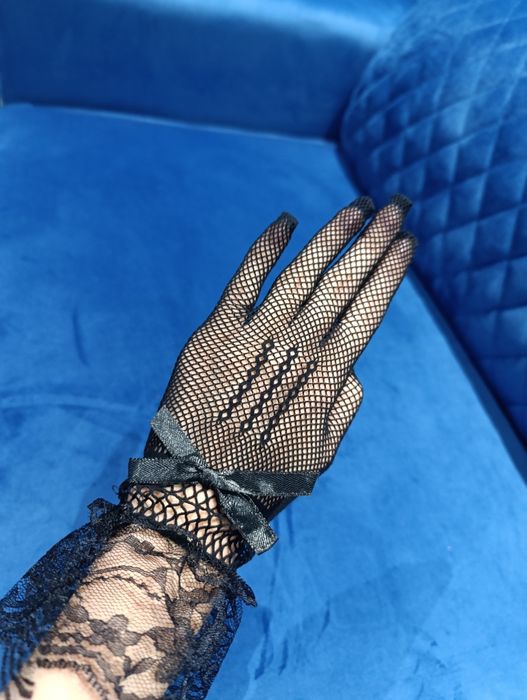 Роскошные женские перчатки в белом и черном цвете